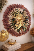 L’ACAJOU – Juju Hat mural en plumes naturelles et feuilles dorées | Décoration murale bohème chic automnale, fait main