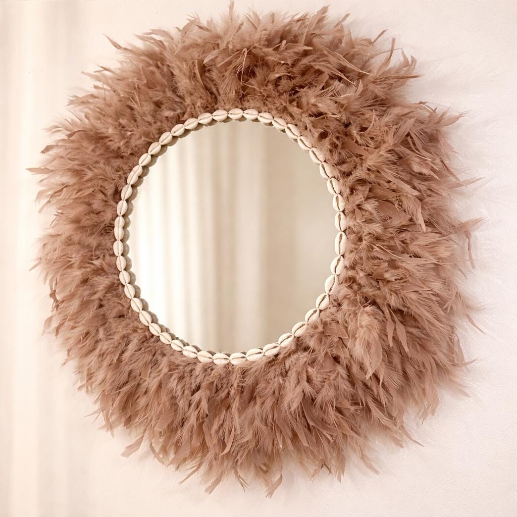 Miroir juju hat en plumes beiges – déco murale tropicale et naturelle – 60 cm