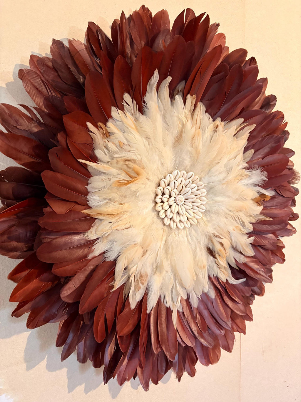 LE VIENNOIS – Juju Hat terracotta foncé et crème | Décoration murale bohème chic en plumes naturelles | Cœur cauris cordé | 65 ou 80 cm