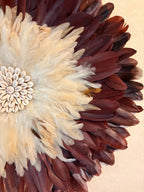 LE VIENNOIS – Juju Hat terracotta foncé et crème | Décoration murale bohème chic en plumes naturelles | Cœur cauris cordé | 65 ou 80 cm