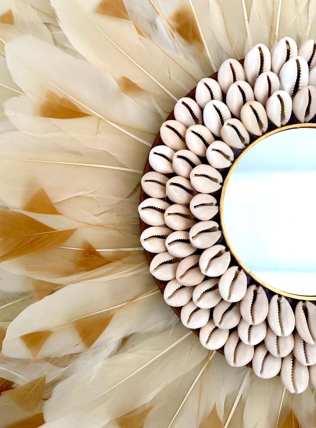 Juju Hat LE CAFÉ CRÈME – Décoration murale en plumes crème avec miroir et coquillages – Style bohème chic