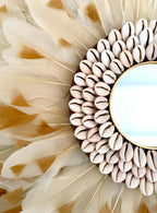 Juju Hat LE CAFÉ CRÈME – Décoration murale en plumes crème avec miroir et coquillages – Style bohème chic