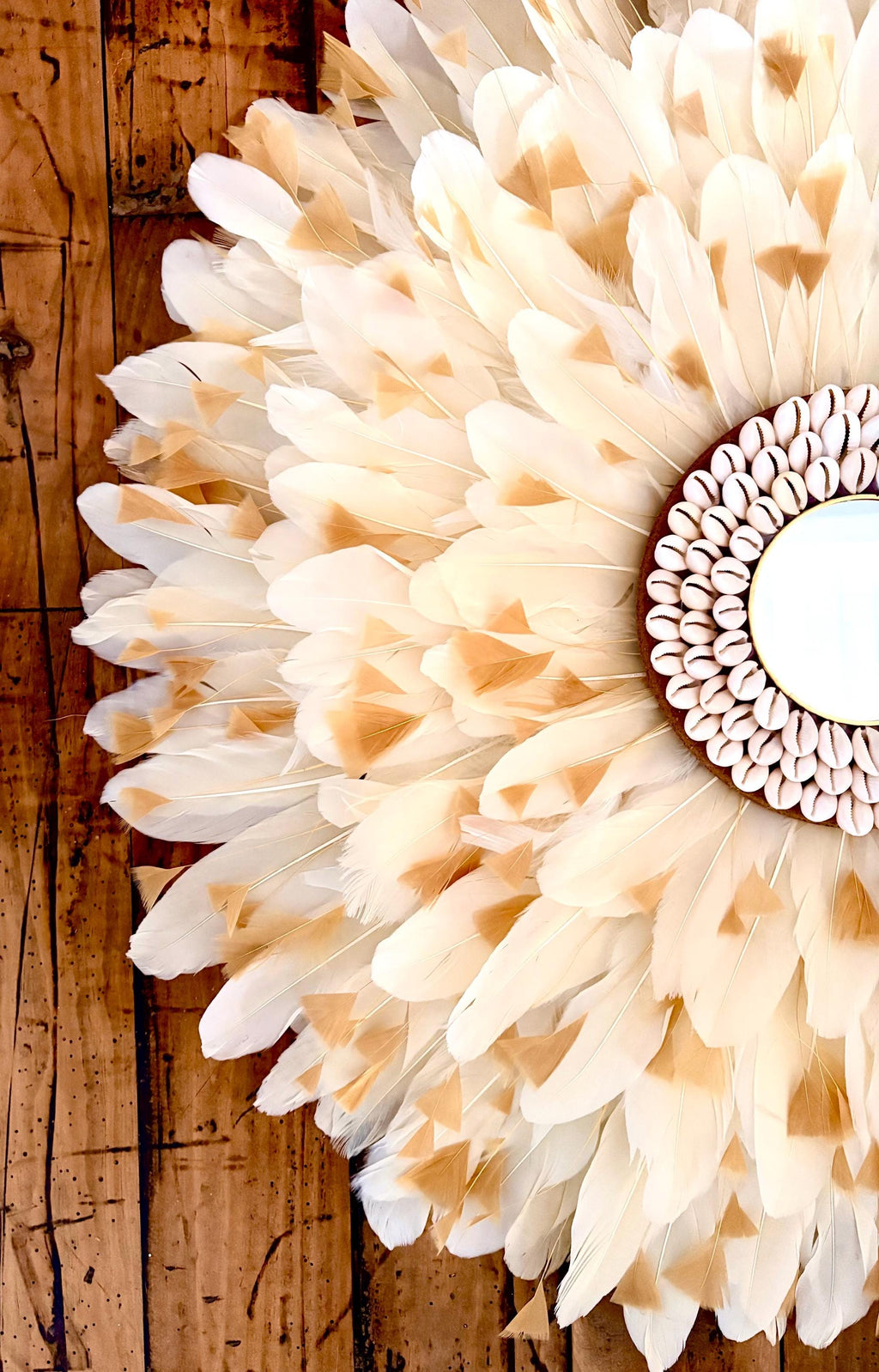 Juju Hat LE CAFÉ CRÈME – Décoration murale en plumes crème avec miroir et coquillages – Style bohème chic