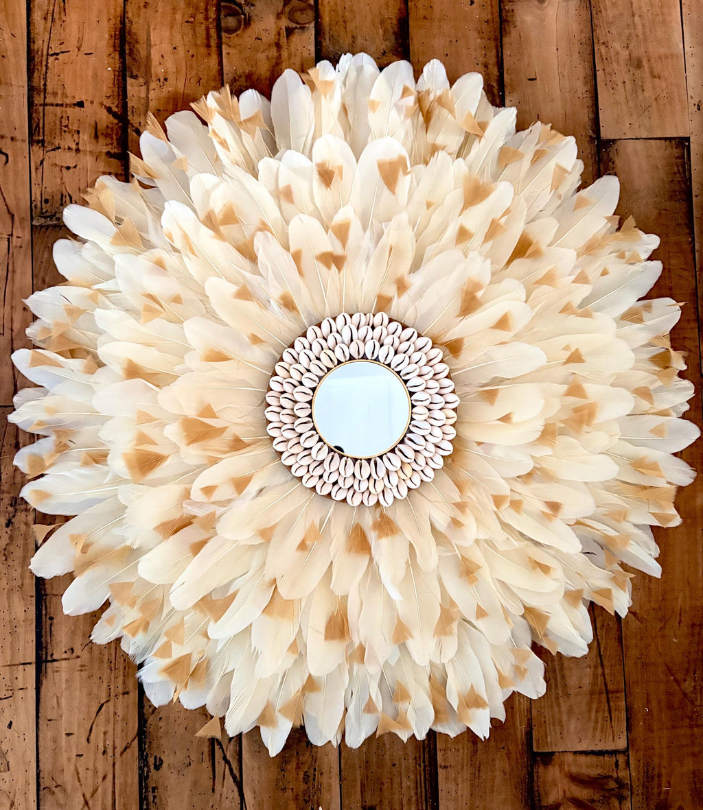 Juju Hat LE CAFÉ CRÈME – Décoration murale en plumes crème avec miroir et coquillages – Style bohème chic