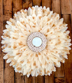 Juju Hat LE CAFÉ CRÈME – Décoration murale en plumes crème avec miroir et coquillages – Style bohème chic