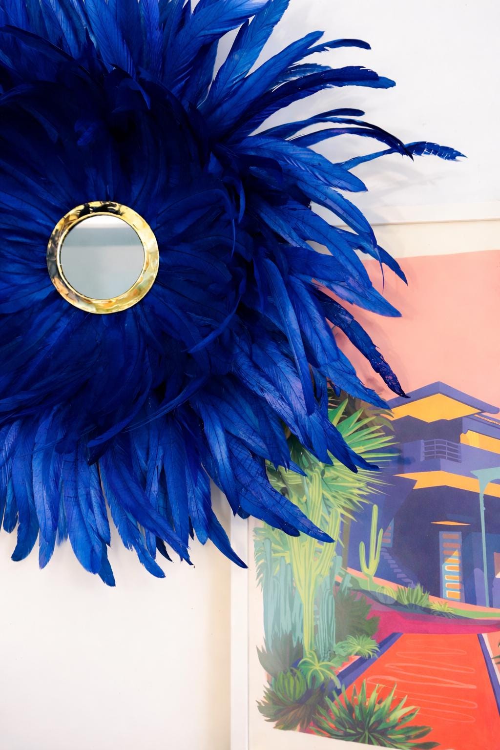 JUJUHAT "LE MAJORELLE" avec ses plumes bleues et son miroir en laiton doré