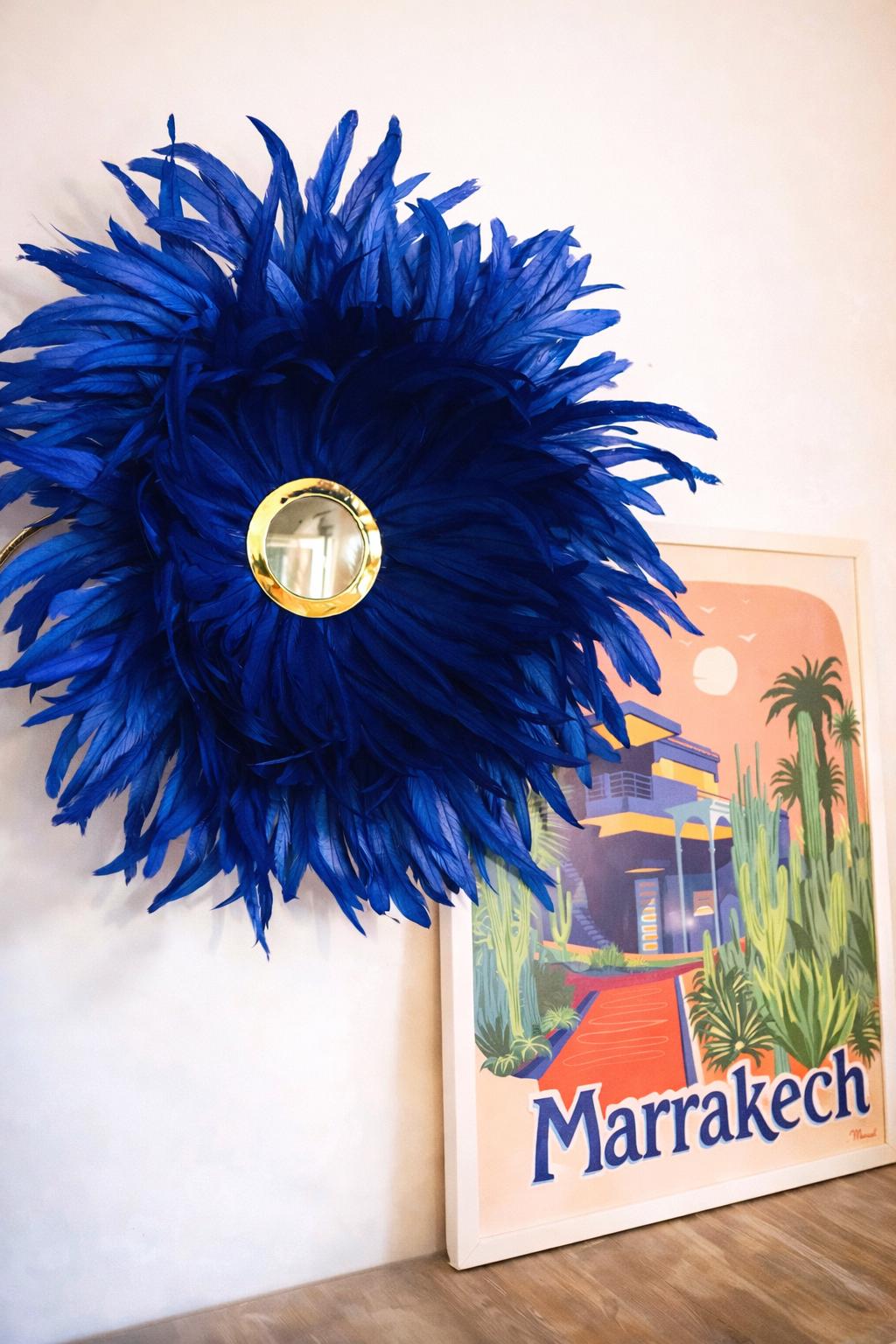 JUJUHAT "LE MAJORELLE" avec ses plumes bleues et son miroir en laiton doré
