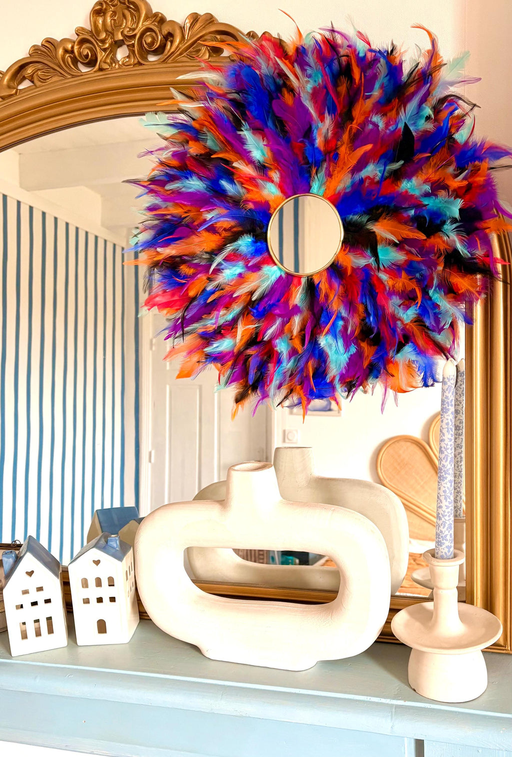 Juju Hat LE BLUE PARTY – Décoration murale en plumes multicolores avec miroir doré – Style bohème chic