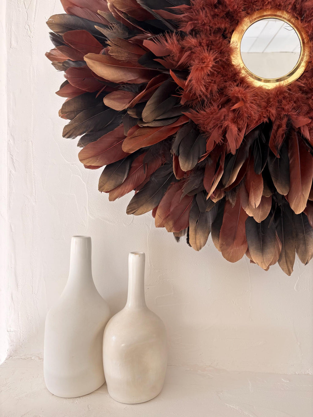 LE SIROCCO – Juju Hat marron et noir avec miroir en laiton doré, décoration murale bohème chic artisanale, plume naturelle, 50 65 80 cm