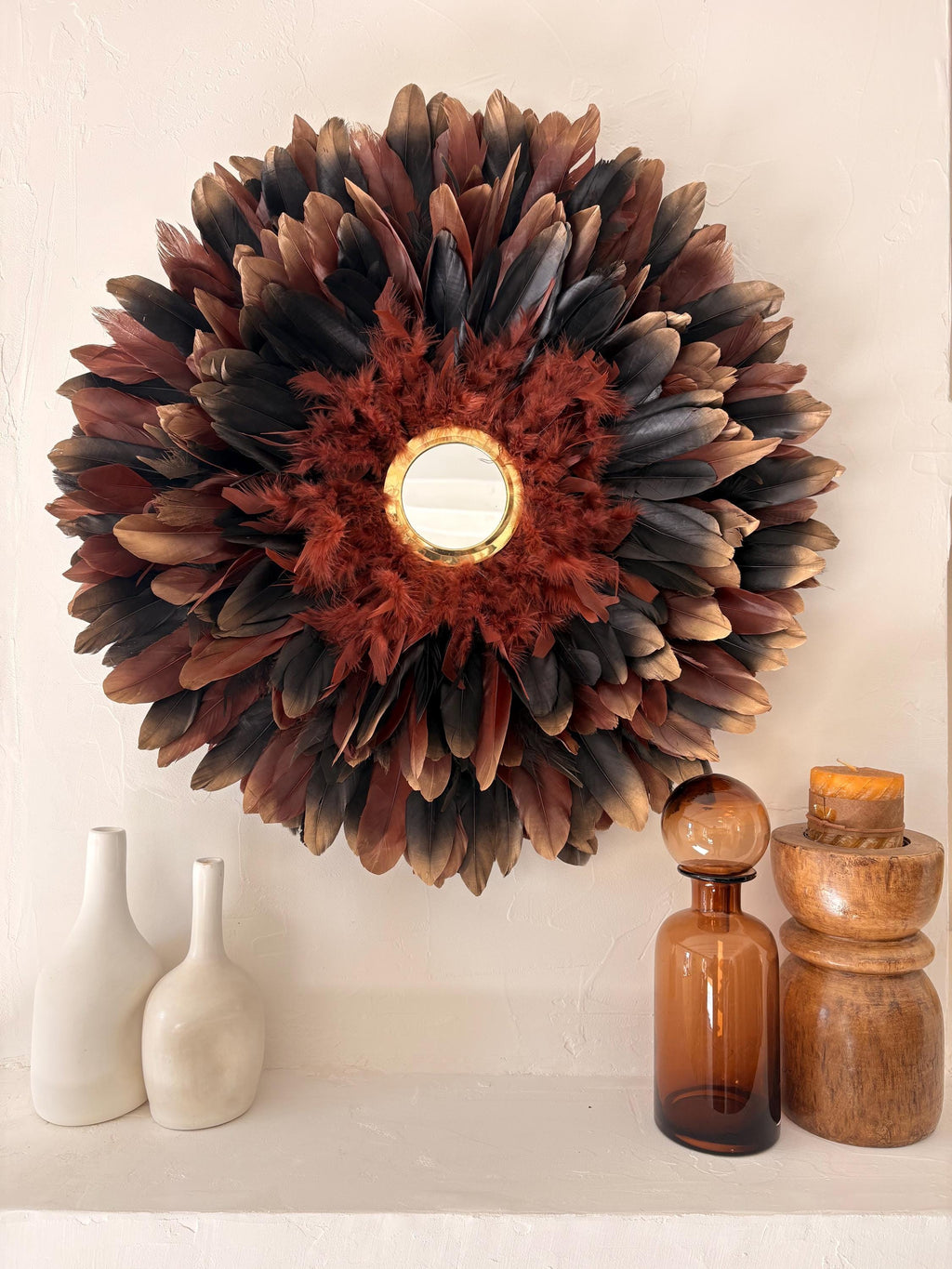 LE SIROCCO – Juju Hat marron et noir avec miroir en laiton doré, décoration murale bohème chic artisanale, plume naturelle, 50 65 80 cm