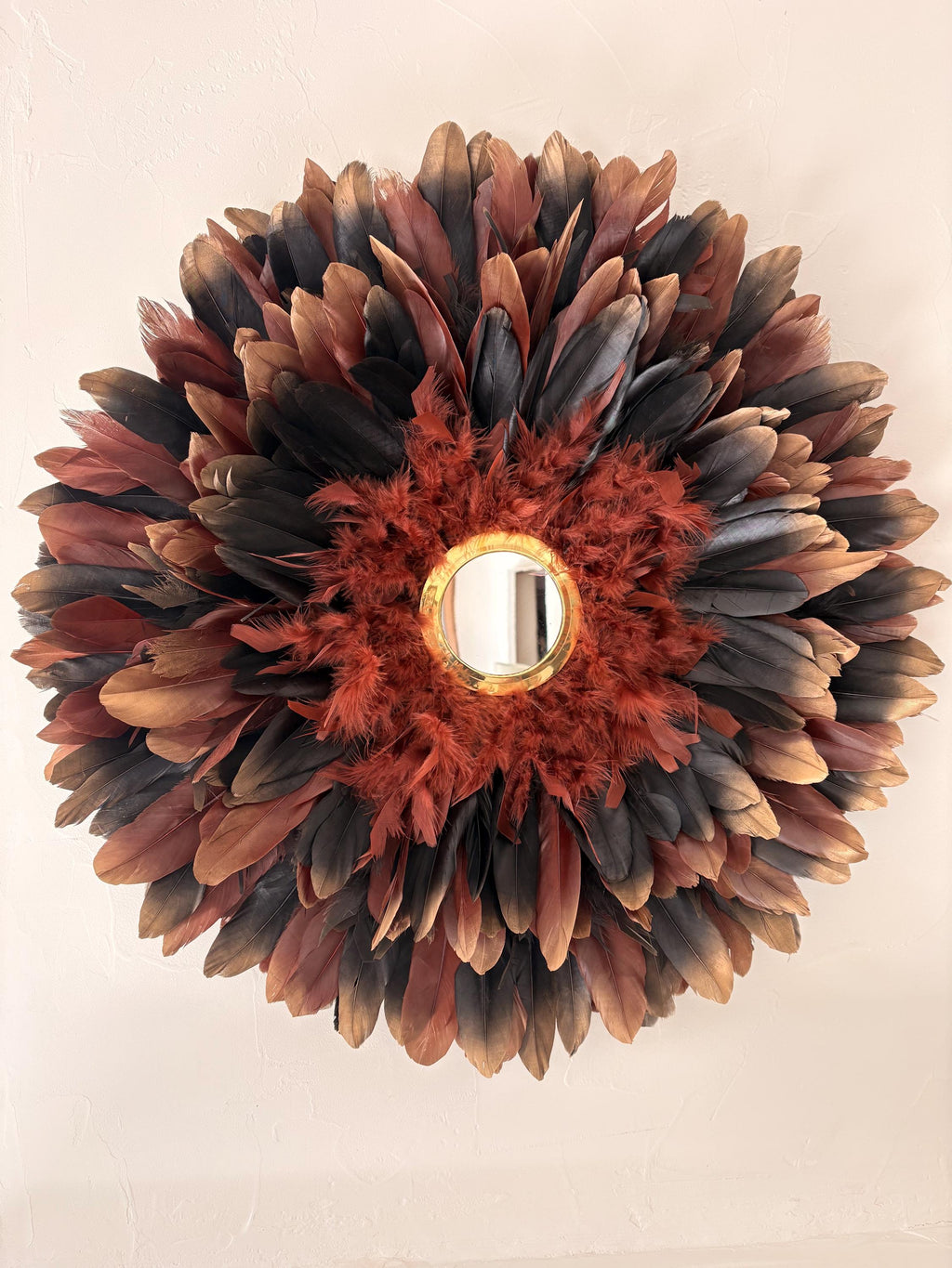 LE SIROCCO – Juju Hat marron et noir avec miroir en laiton doré, décoration murale bohème chic artisanale, plume naturelle, 50 65 80 cm