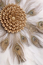 LE PAON DORÉ – Juju Hat mural blanc et plumes de paon doré, cœur en cauris dorés – déco murale artisanale bohème chic – 65 ou 80 cm