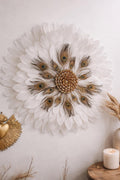 LE PAON DORÉ – Juju Hat mural blanc et plumes de paon doré, cœur en cauris dorés – déco murale artisanale bohème chic – 65 ou 80 cm