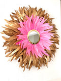 Juju Hat LE QUEEN LÉON 80 cm – Décoration murale en plumes roses et dorées avec miroir laiton – Bohème chic