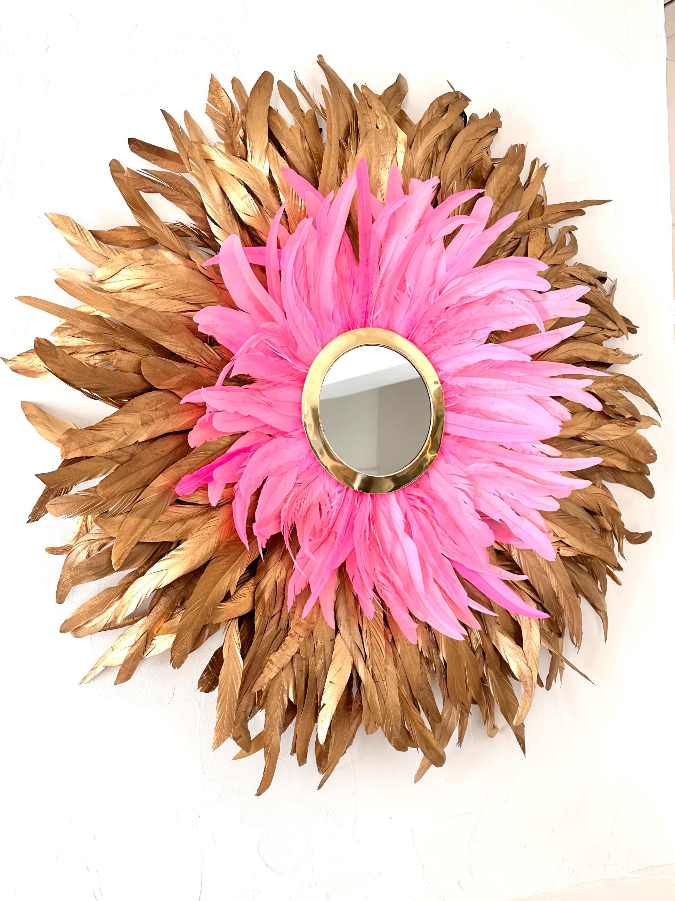 Juju Hat LE QUEEN LÉON 80 cm – Décoration murale en plumes roses et dorées avec miroir laiton – Bohème chic
