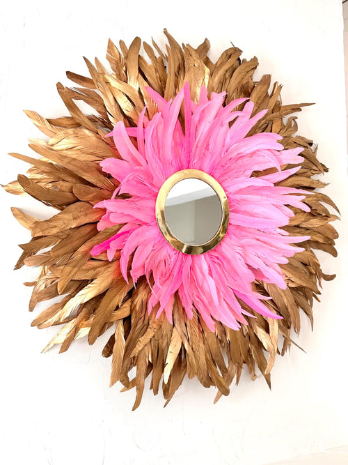 Juju Hat LE QUEEN LÉON 80 cm – Décoration murale en plumes roses et dorées avec miroir laiton – Bohème chic