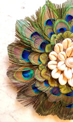 Juju Hat LE SULTAN 20 cm – Mini juju hat en plumes de paon et coquillages – Décoration murale bohème