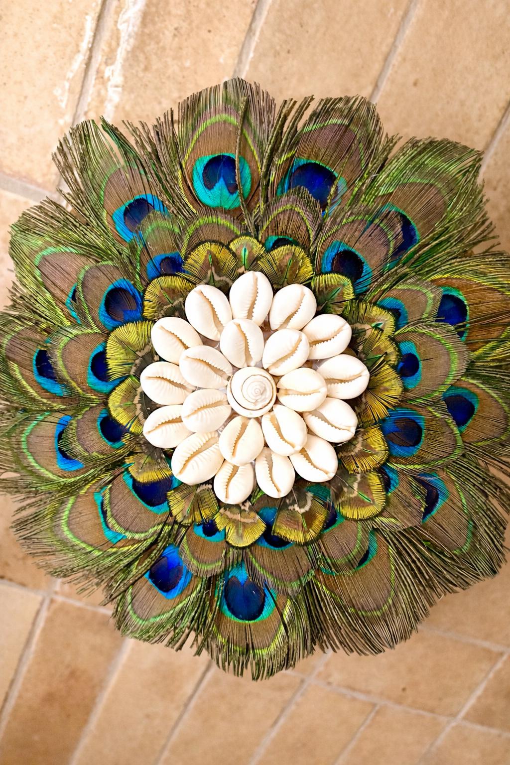 Juju Hat LE SULTAN 20 cm – Mini juju hat en plumes de paon et coquillages – Décoration murale bohème