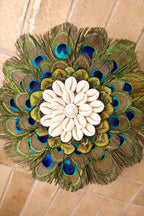 Juju Hat LE SULTAN 20 cm – Mini juju hat en plumes de paon et coquillages – Décoration murale bohème