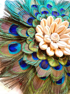 Juju Hat LE SULTAN 20 cm – Mini juju hat en plumes de paon et coquillages – Décoration murale bohème