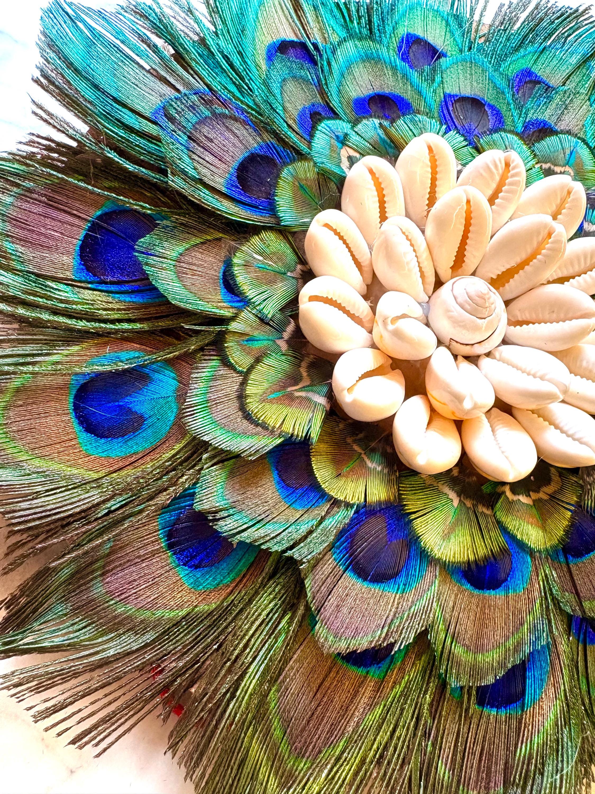 Juju Hat LE SULTAN 20 cm – Mini juju hat en plumes de paon et coquillages – Décoration murale bohème