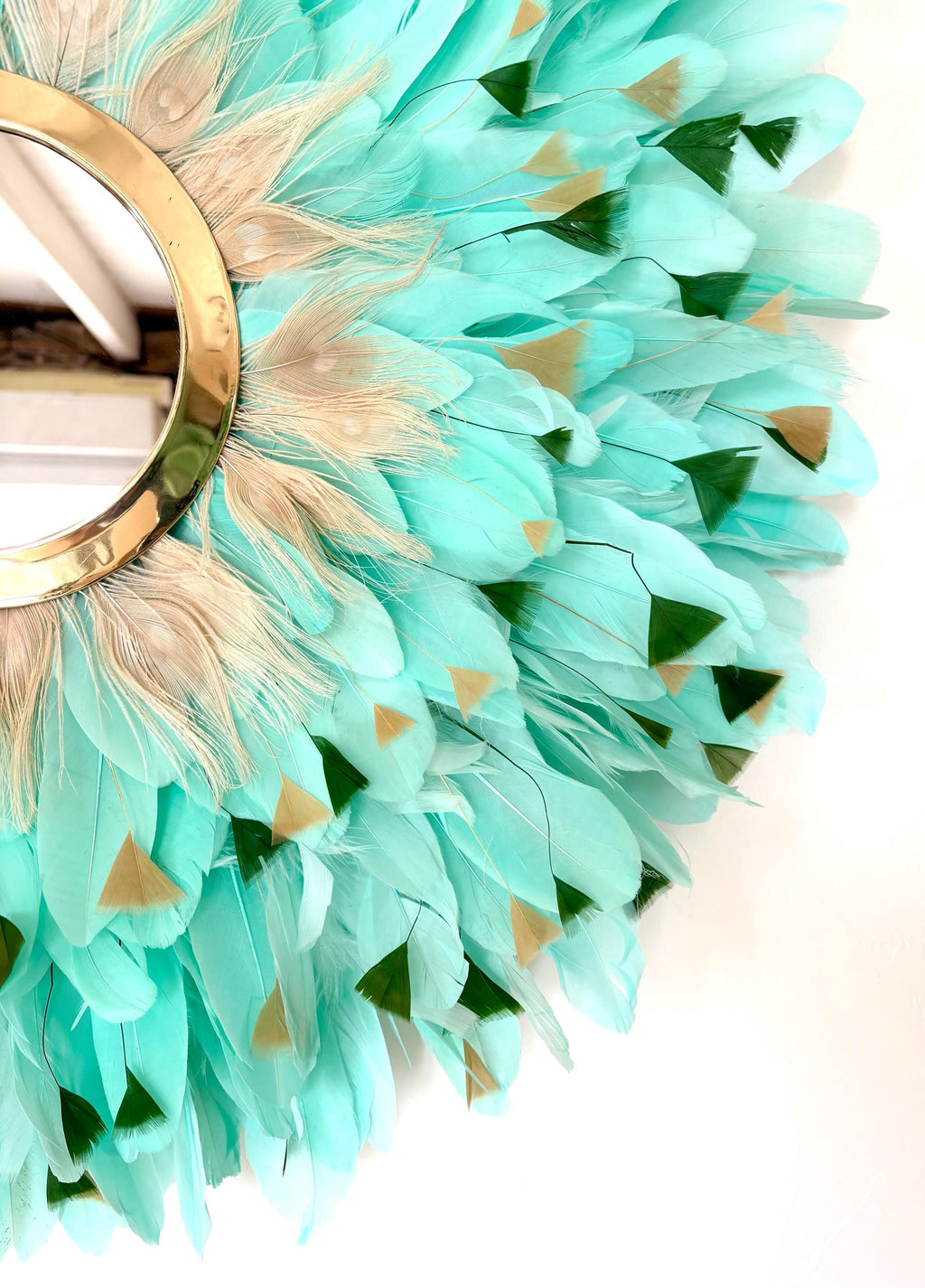 Juju Hat CALYPSO vert d’eau – Décoration murale en plumes naturelles avec miroir laiton – Bohème chic