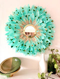 Juju Hat CALYPSO vert d’eau – Décoration murale en plumes naturelles avec miroir laiton – Bohème chic