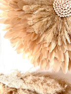 Juju Hat LE PAMPA BLUSH – Décoration murale en plumes beiges et coquillages – Style bohème chic naturel