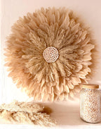 Juju Hat LE PAMPA BLUSH – Décoration murale en plumes beiges et coquillages – Style bohème chic naturel