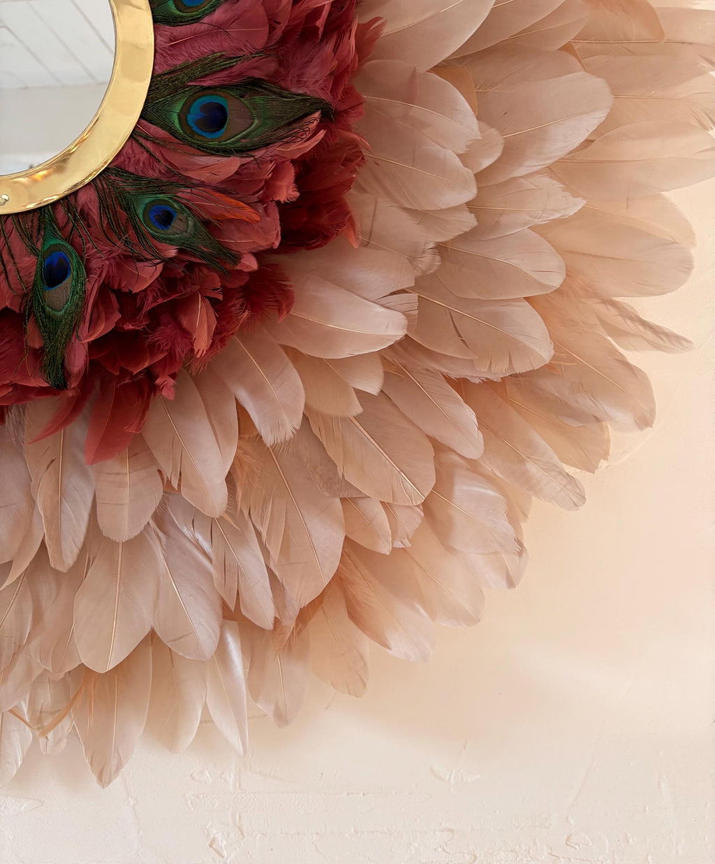 LE MAHARANI – Juju Hat XXL 80 cm | Décoration murale plumes naturelles, miroir doré, plumes de paon | Déco bohème chic luxe