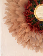 LE MAHARANI – Juju Hat XXL 80 cm | Décoration murale plumes naturelles, miroir doré, plumes de paon | Déco bohème chic luxe