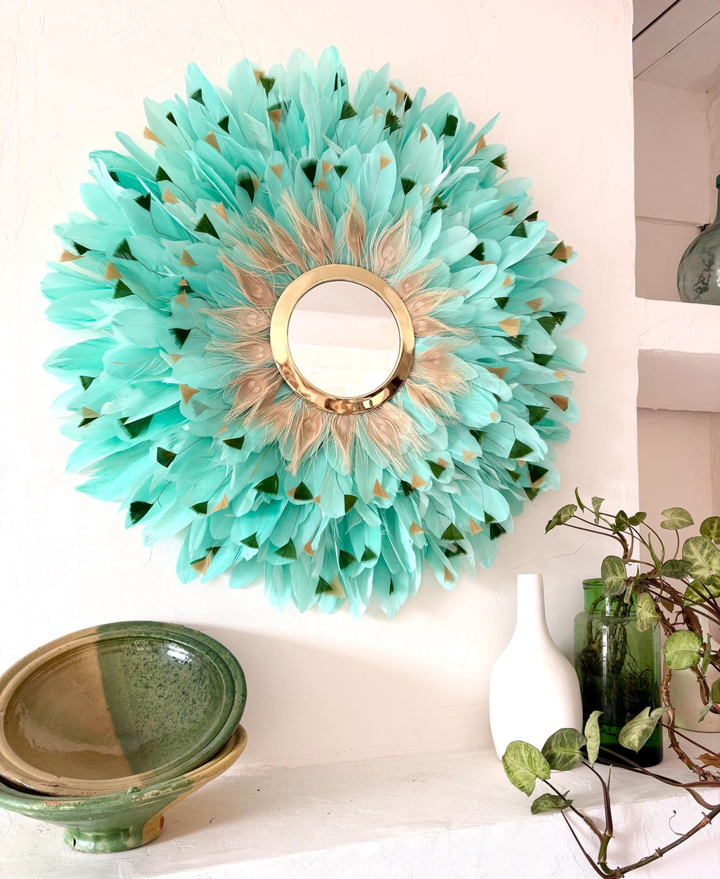 Juju Hat CALYPSO vert d’eau – Décoration murale en plumes naturelles avec miroir laiton – Bohème chic