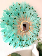 Juju Hat CALYPSO vert d’eau – Décoration murale en plumes naturelles avec miroir laiton – Bohème chic