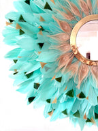 Juju Hat CALYPSO vert d’eau – Décoration murale en plumes naturelles avec miroir laiton – Bohème chic