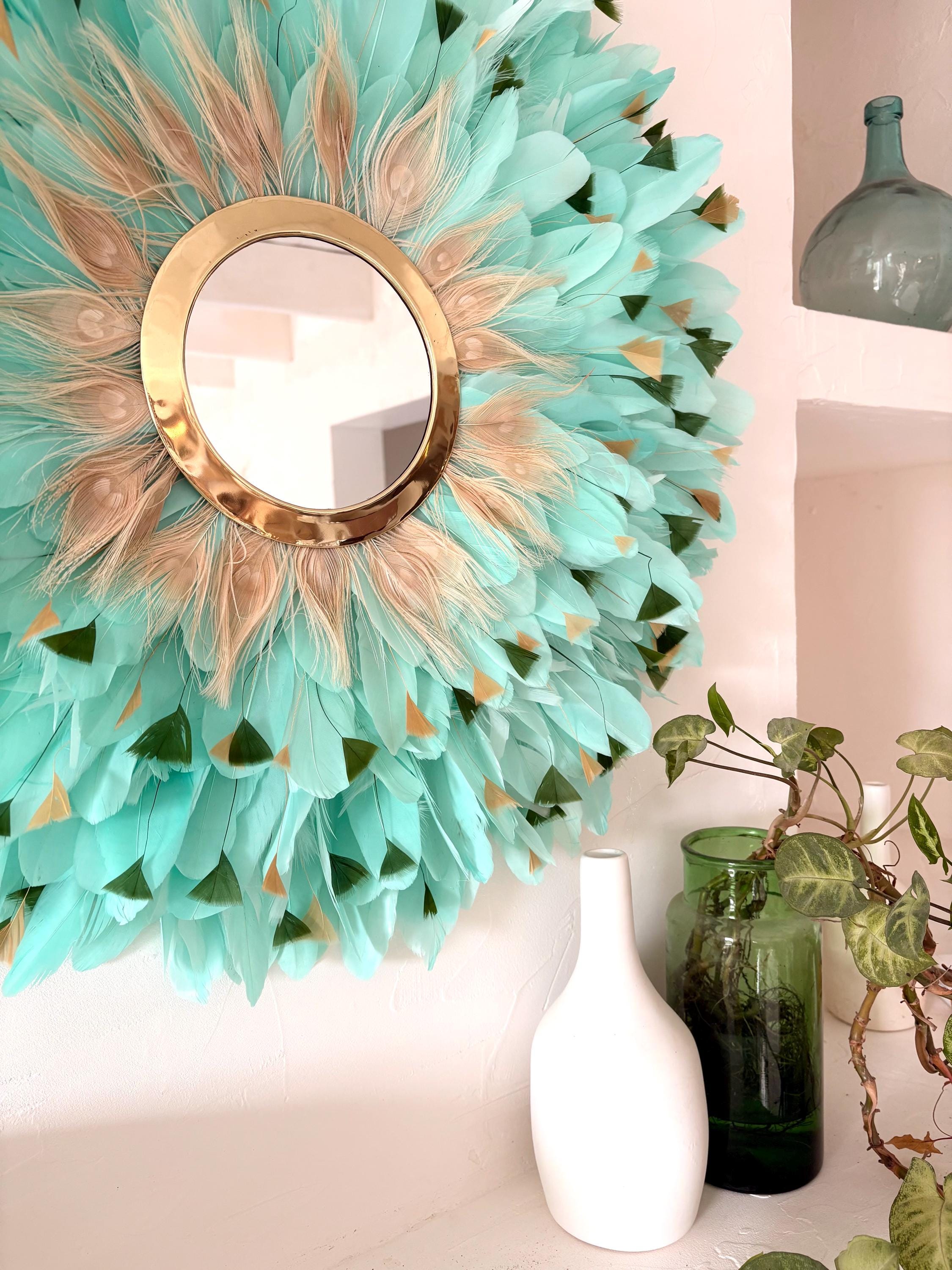 Juju Hat CALYPSO vert d’eau – Décoration murale en plumes naturelles avec miroir laiton – Bohème chic