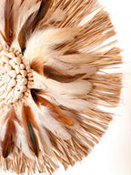 Juju Hat LITTLE BIG MAN – Raphia, plumes beiges et coquillages cauris – Décoration murale bohème chic