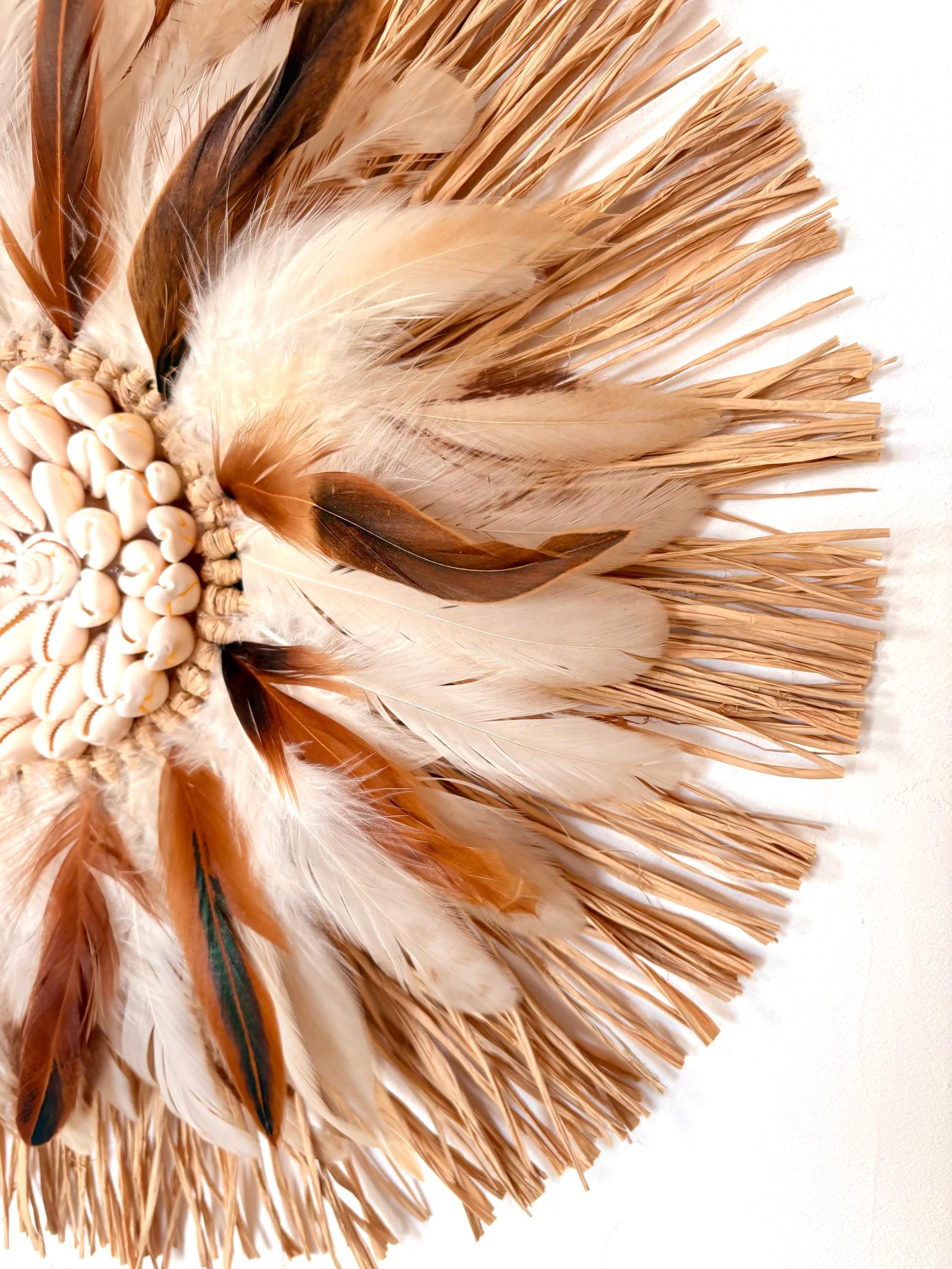 Juju Hat LITTLE BIG MAN – Raphia, plumes beiges et coquillages cauris – Décoration murale bohème chic