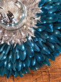 LE DISCO – Juju Hat plume bleu paon avec boule à facettes – Décoration murale bohème chic années 80 – Déco murale lumineuse 50 65 80 cm