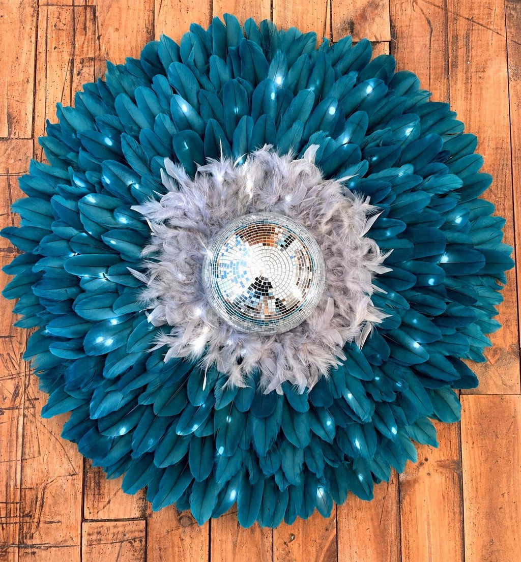 LE DISCO – Juju Hat plume bleu paon avec boule à facettes – Décoration murale bohème chic années 80 – Déco murale lumineuse 50 65 80 cm