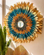 L’AZURIA – Juju Hat mural en plumes naturelles et plumes de paon Fleur en métal doré | Déco murale bohème chic | 50-65-80 cm