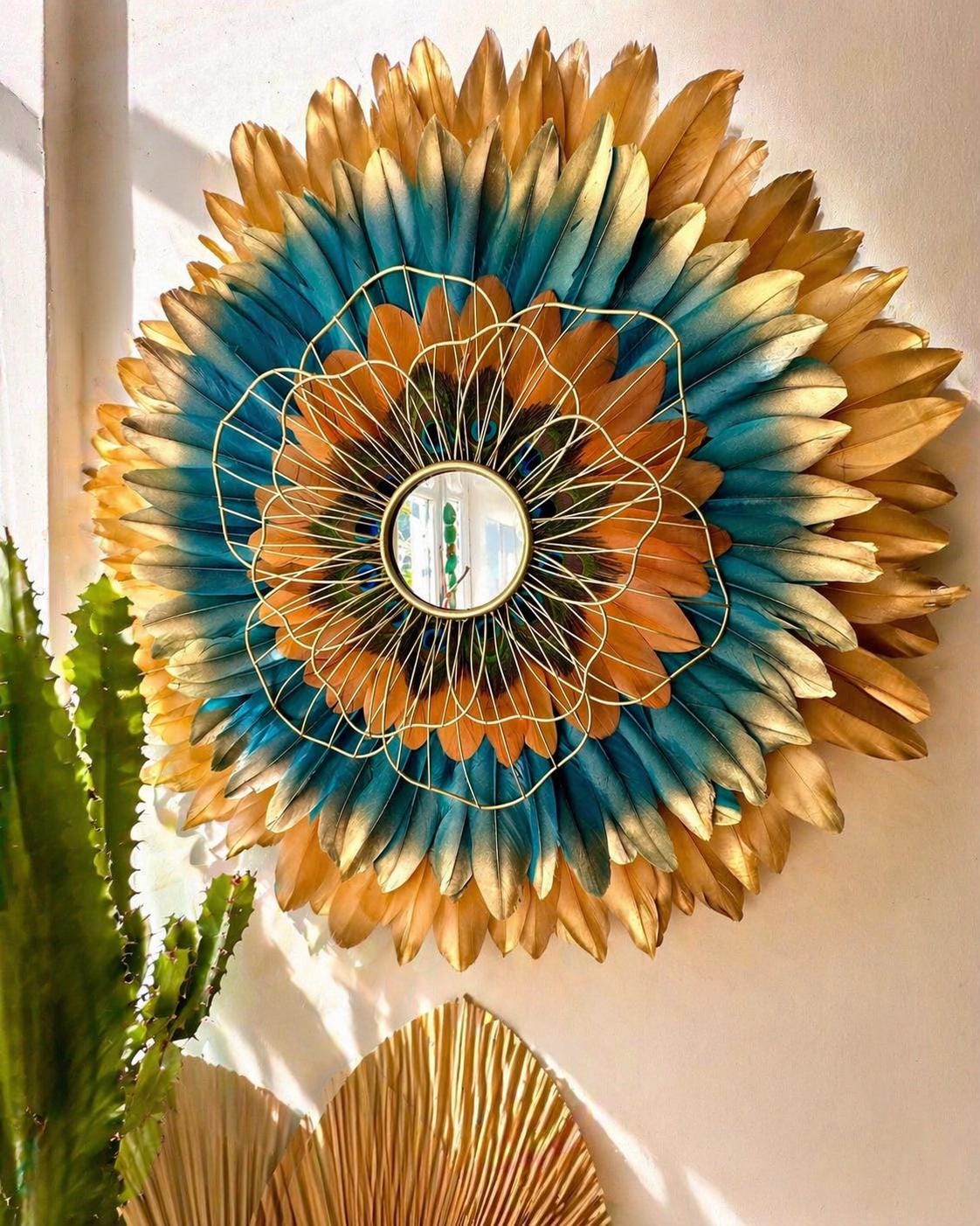 L’AZURIA – Juju Hat mural en plumes naturelles et plumes de paon Fleur en métal doré | Déco murale bohème chic | 50-65-80 cm