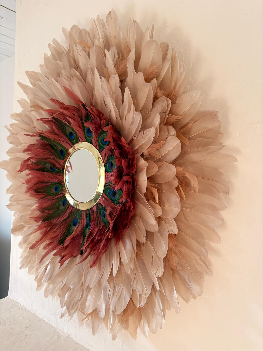 LE MAHARANI – Juju Hat XXL 80 cm | Décoration murale plumes naturelles, miroir doré, plumes de paon | Déco bohème chic luxe