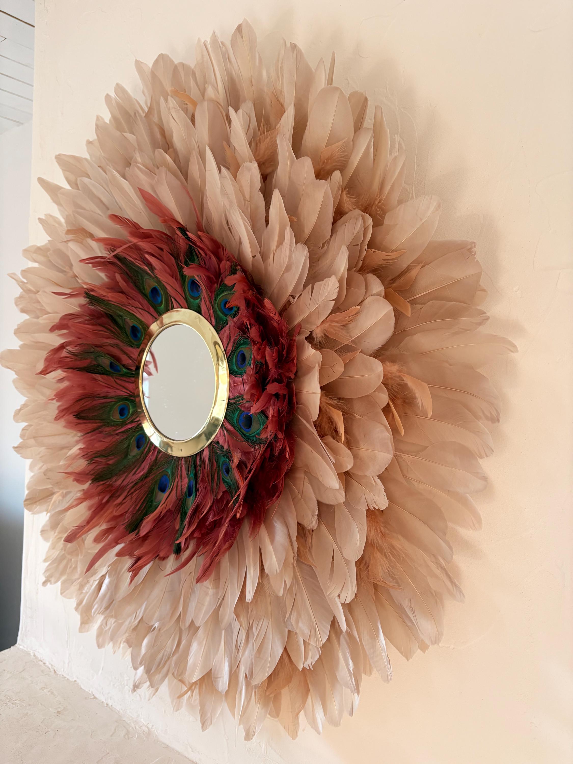 LE MAHARANI – Juju Hat XXL 80 cm | Décoration murale plumes naturelles, miroir doré, plumes de paon | Déco bohème chic luxe