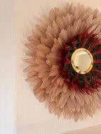 LE MAHARANI – Juju Hat XXL 80 cm | Décoration murale plumes naturelles, miroir doré, plumes de paon | Déco bohème chic luxe