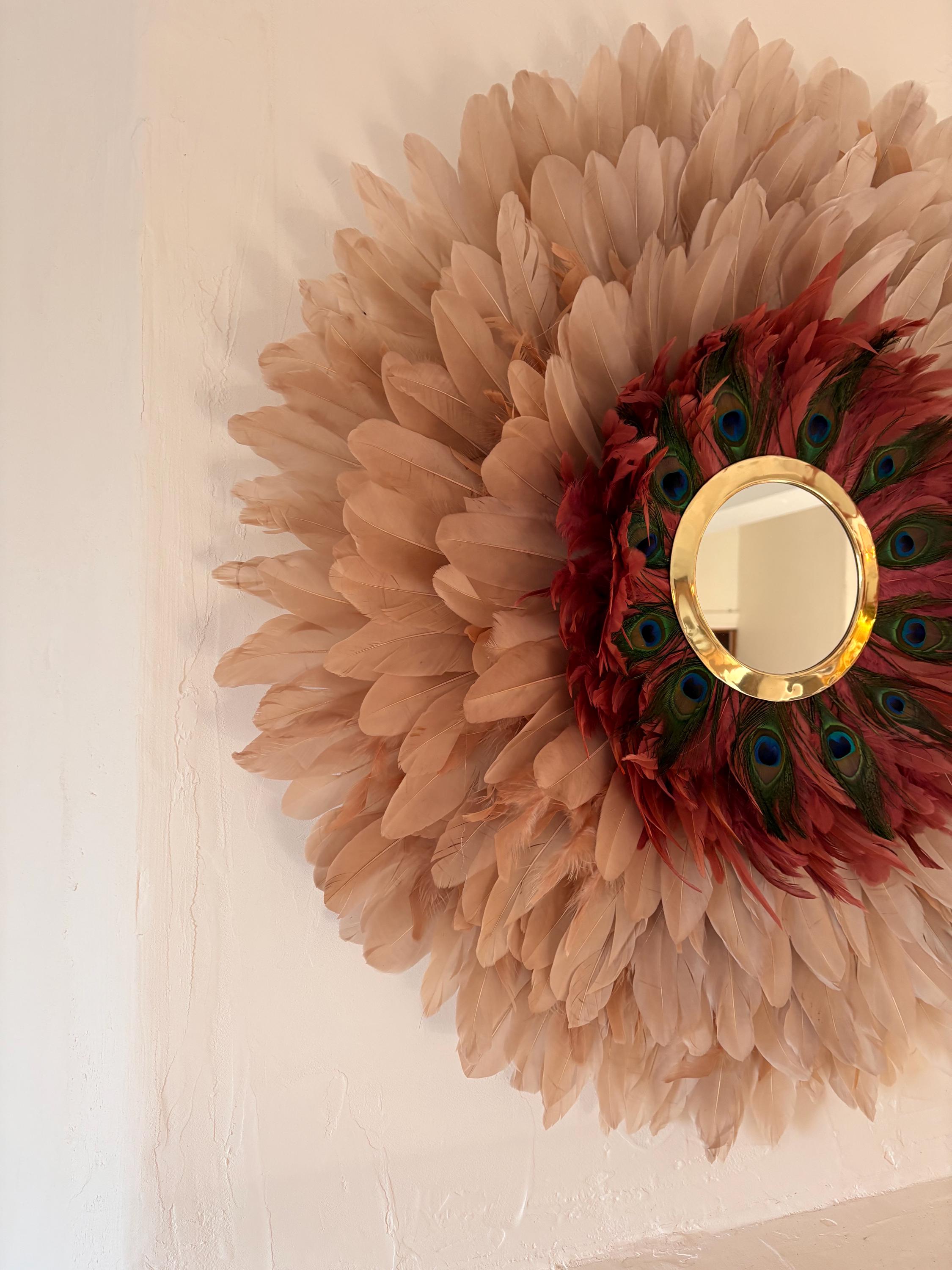 LE MAHARANI – Juju Hat XXL 80 cm | Décoration murale plumes naturelles, miroir doré, plumes de paon | Déco bohème chic luxe