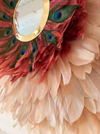 LE MAHARANI – Juju Hat XXL 80 cm | Décoration murale plumes naturelles, miroir doré, plumes de paon | Déco bohème chic luxe