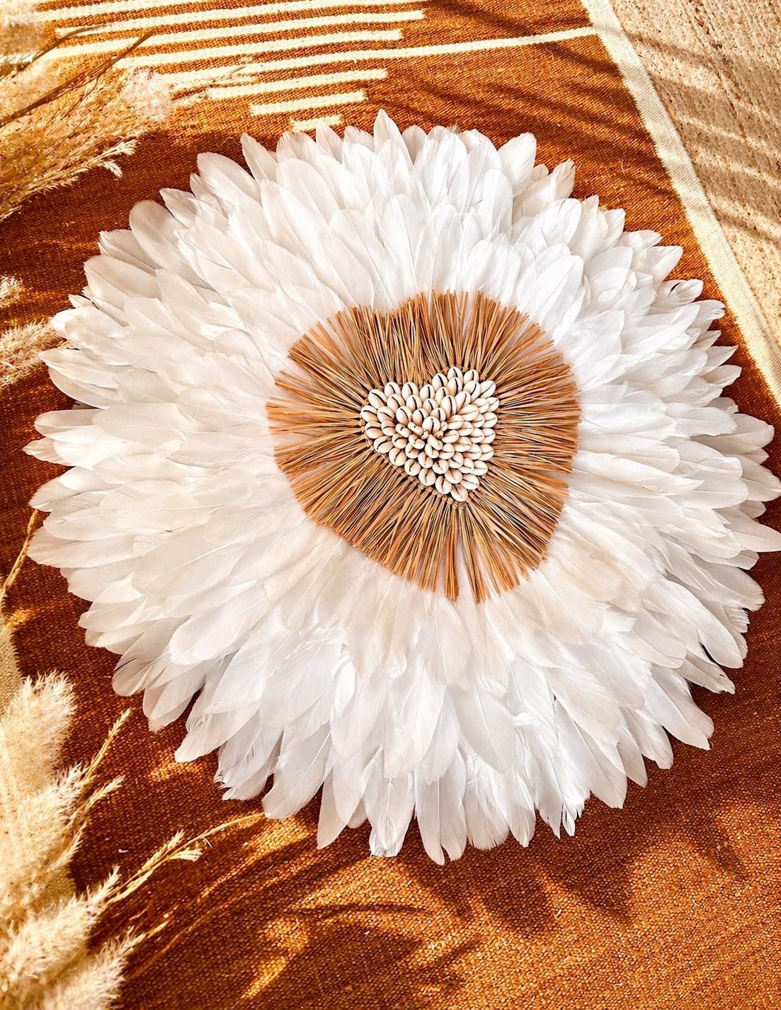 LOVER WHITE – Juju Hat mural en plumes blanches, cœur en coquillages – décoration murale bohème chic – 65 ou 80 cm – fait main