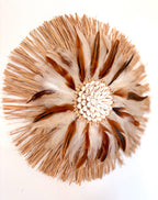 Juju Hat LITTLE BIG MAN – Raphia, plumes beiges et coquillages cauris – Décoration murale bohème chic