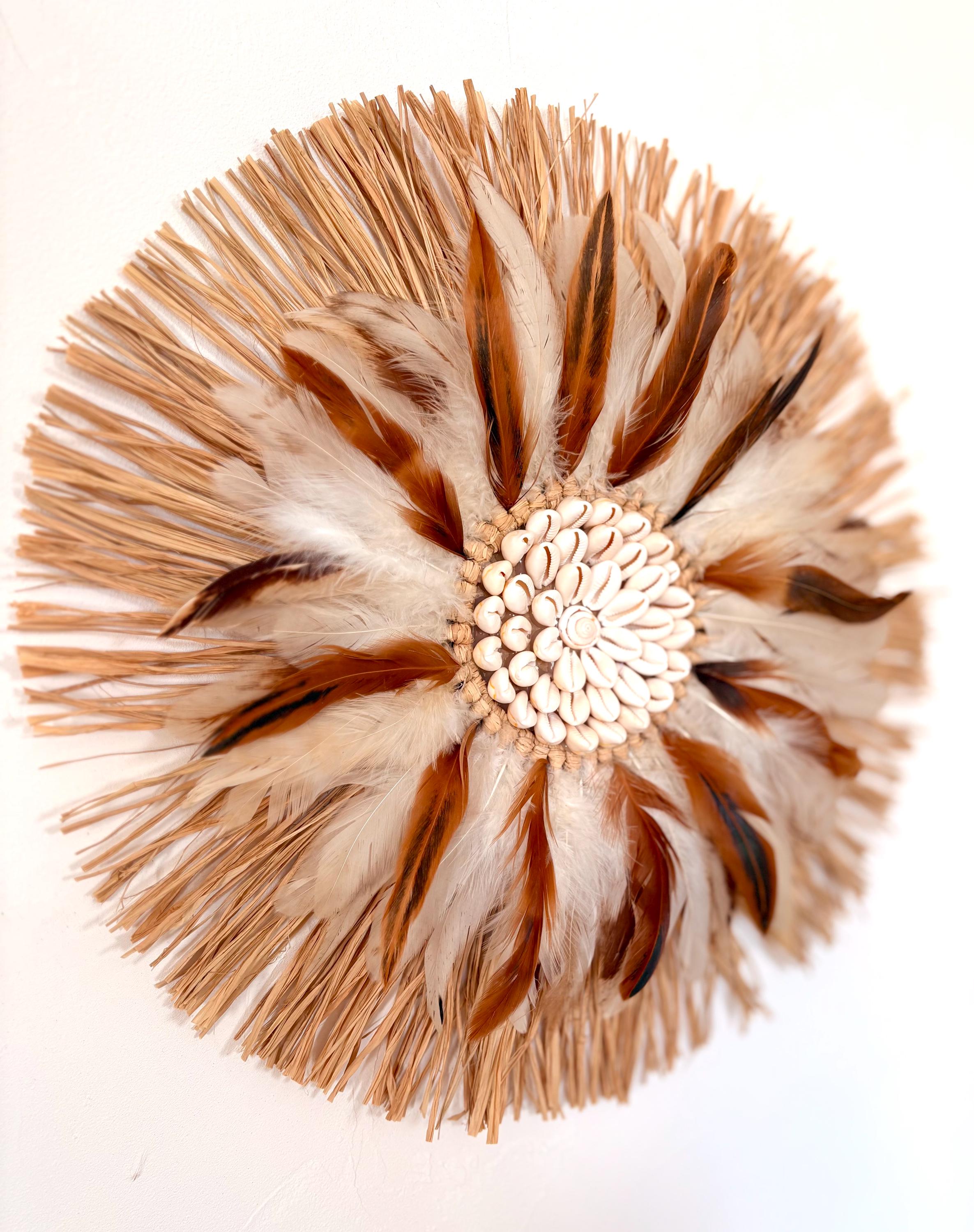 Juju Hat LITTLE BIG MAN – Raphia, plumes beiges et coquillages cauris – Décoration murale bohème chic