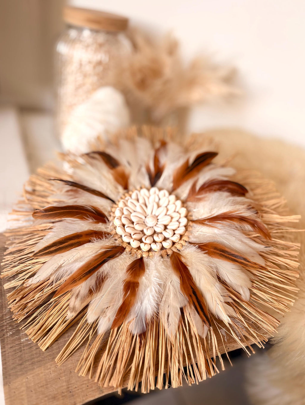 Juju Hat LITTLE BIG MAN – Raphia, plumes beiges et coquillages cauris – Décoration murale bohème chic